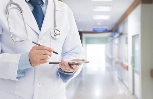 JOVEM APANHA, VAI AO HOSPITAL E DESCOBRE QUE MÉDICO É O AGRESSOR